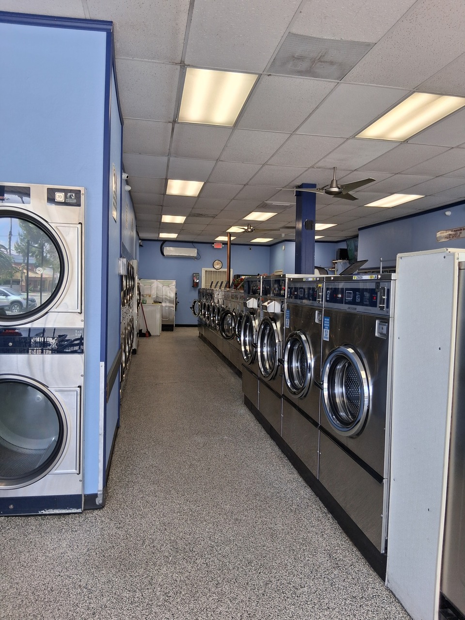 Change machine and detergent vending machines inside a clean, well-maintained laundromat in Hemet, CA Change machine and detergent vending machines inside a clean, well-maintained laundromat in Hemet, CA